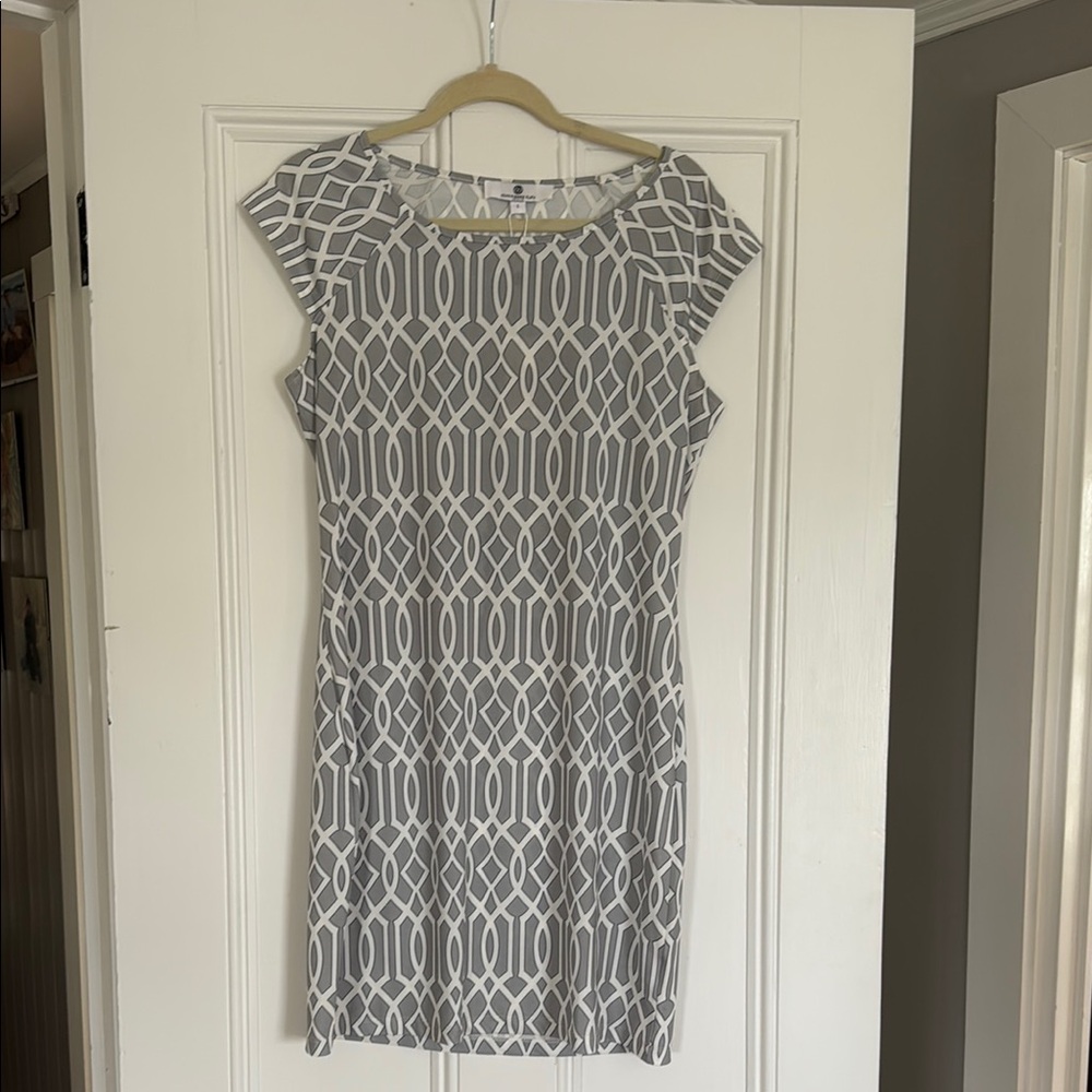Jean Pierre Gray and White Sheath Dress Cap Sleeve Crew Neck